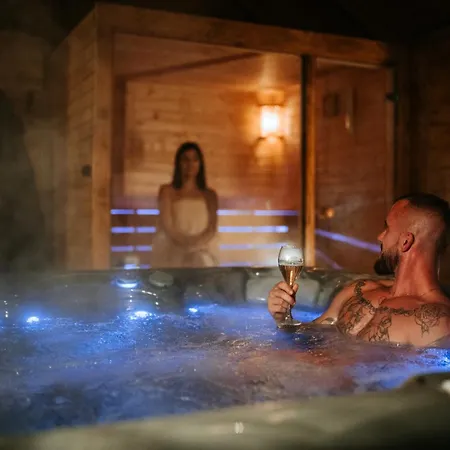 Zrub Azarka S Virivkou A Saunou