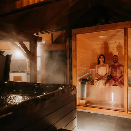 Zrub Azarka S Virivkou A Saunou 木屋 Benus