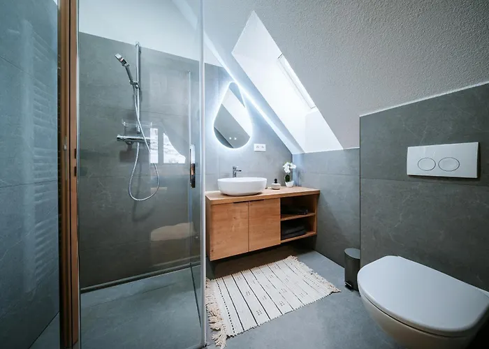 Zrub Azarka S Virivkou A Saunou شاليه