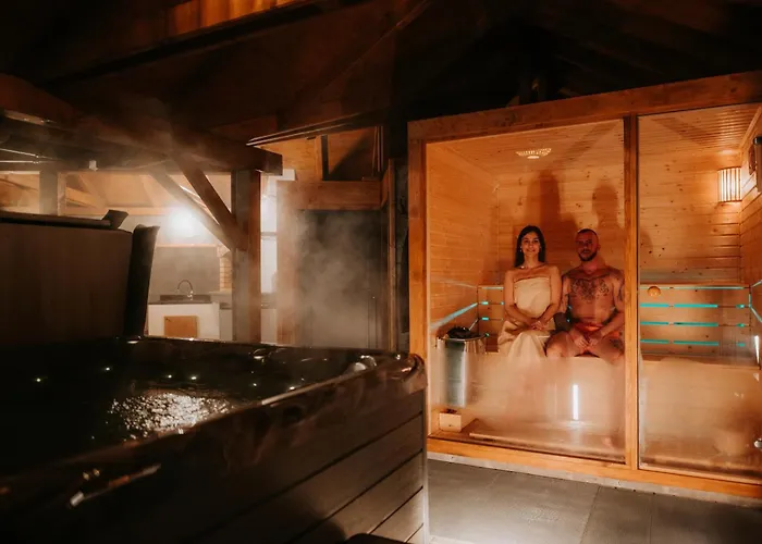 Zrub Azarka S Virivkou A Saunou شاليه Benus